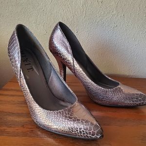 Metallic brown pumps